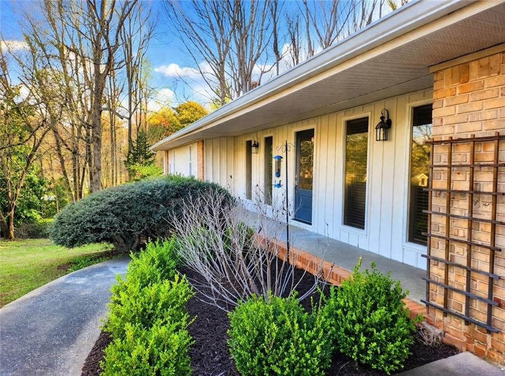 5 bedroom, 3 bathroom, 2,649 sq ft single family residence under contract at 3730 Mill Glen Drive, Douglasville, GA 30135 — photo 2