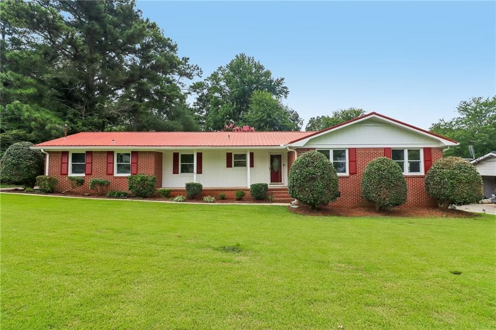 3 bedroom, 2 bathroom, 1,345 sq ft single family residence for sale at 139 Bruce Court, Dallas, GA 30157 — photo 1 of 56