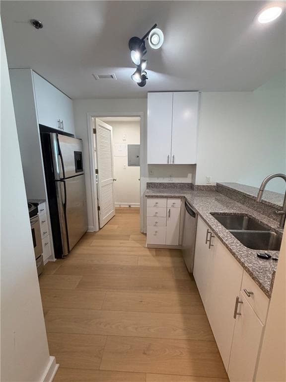 1 bedroom, 1 bathroom, 997 sq ft condominium for sale at 3338 Peachtree Road 1106, Atlanta, GA 30326 — photo 1 of 23