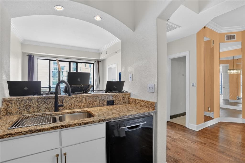 1 bedroom, 1 bathroom, 880 sq ft condominium for sale at 3445 Stratford Road 1405, Atlanta, GA 30326 — photo 5
