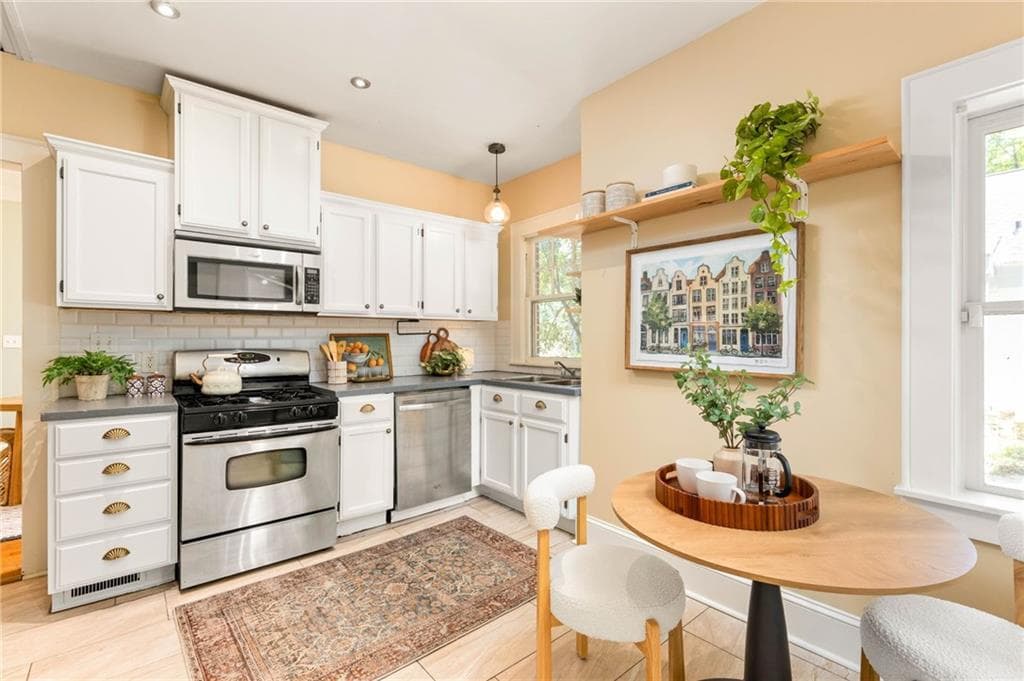 3 bedroom, 1 bathroom, 1,160 sq ft single family residence for sale at 964 Byron Drive, Atlanta, GA 30310 — photo 3
