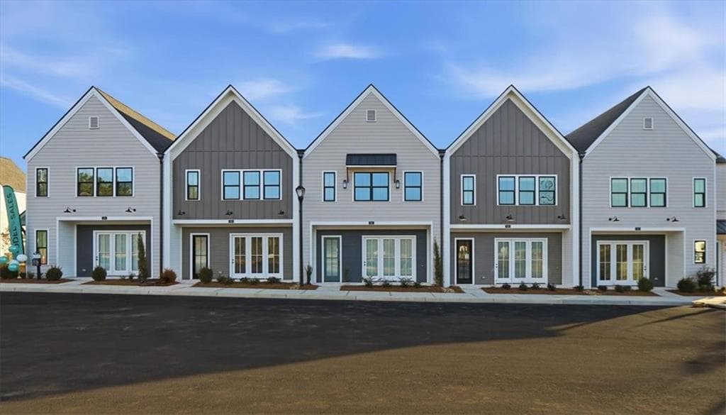 3 bedroom, 3 bathroom, 1,870 sq ft townhouse for sale at 43 Peony Street, Braselton, GA 30517 — photo 2