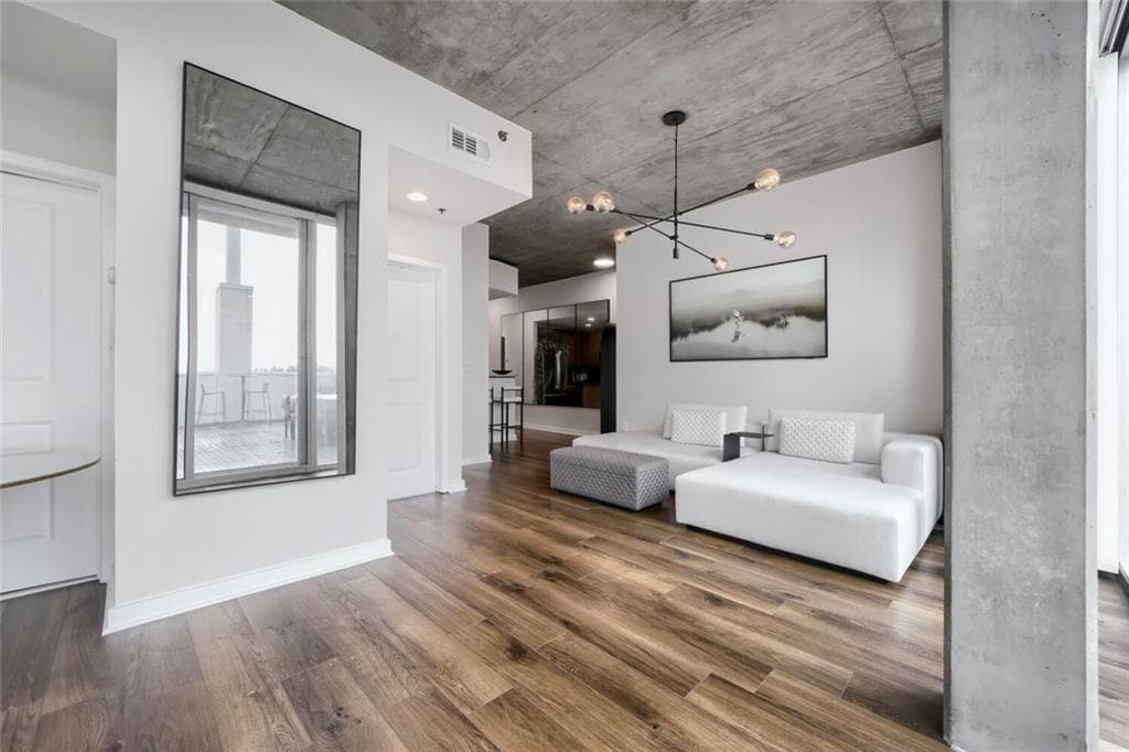 1 bedroom, 1 bathroom, 764 sq ft condominium for sale at 3324 Peachtree Road 810, Atlanta, GA 30326 — photo 2