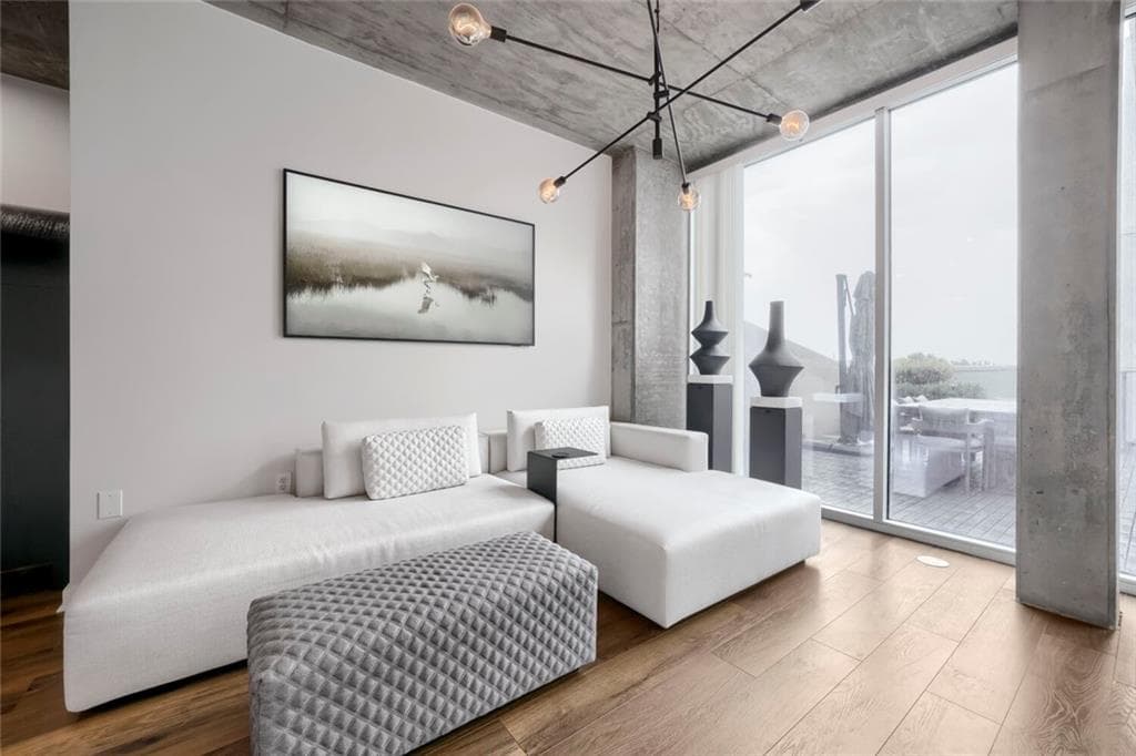 1 bedroom, 1 bathroom, 764 sq ft condominium for sale at 3324 Peachtree Road 810, Atlanta, GA 30326 — photo 3