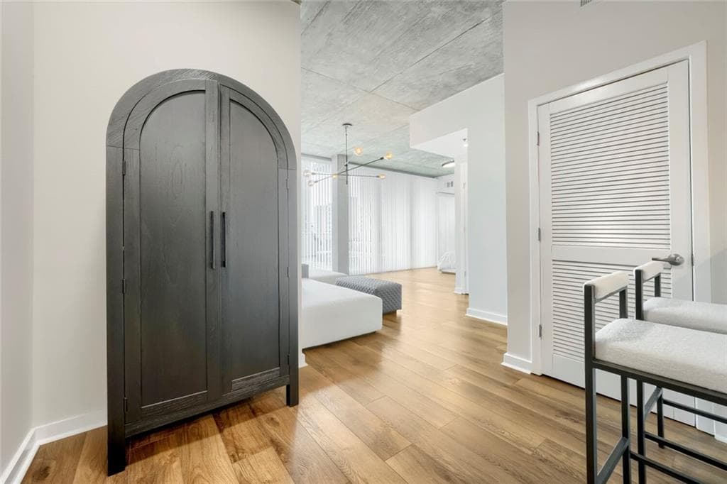 1 bedroom, 1 bathroom, 764 sq ft condominium for sale at 3324 Peachtree Road 810, Atlanta, GA 30326 — photo 4