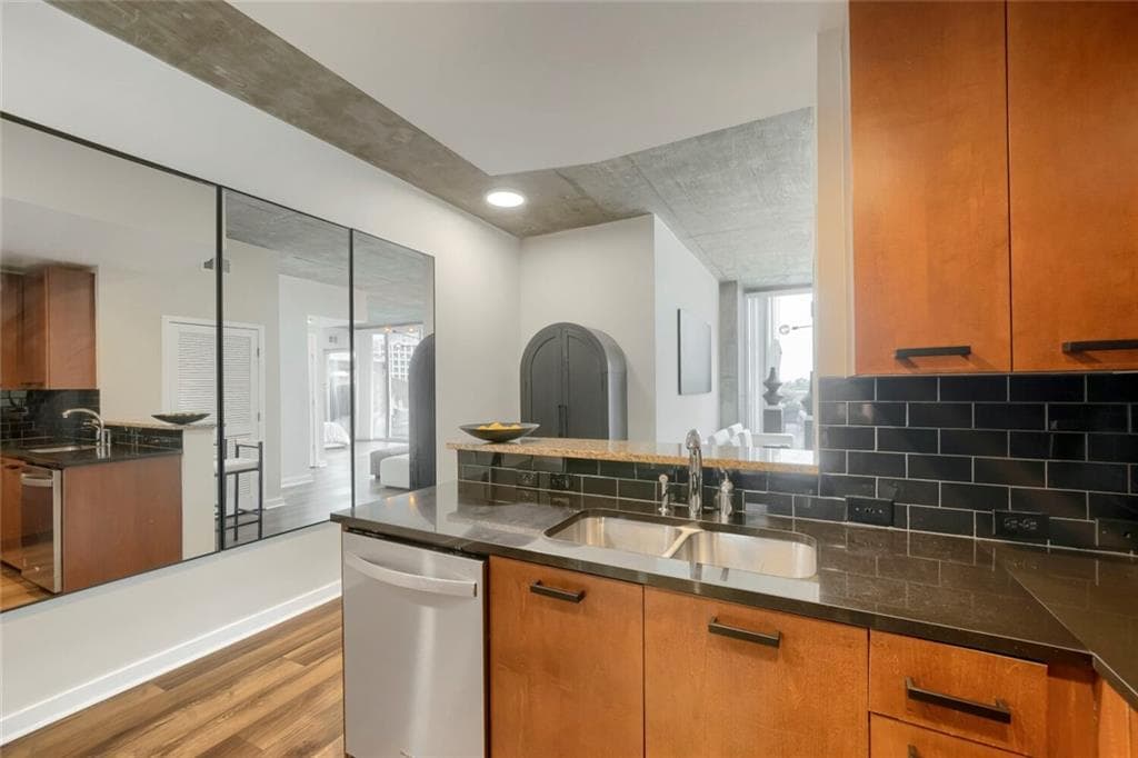 1 bedroom, 1 bathroom, 764 sq ft condominium for sale at 3324 Peachtree Road 810, Atlanta, GA 30326 — photo 8