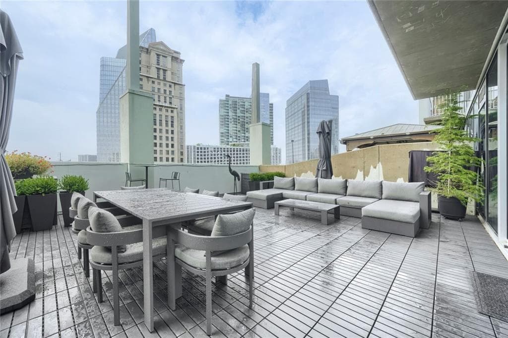 1 bedroom, 1 bathroom, 764 sq ft condominium for sale at 3324 Peachtree Road 810, Atlanta, GA 30326
