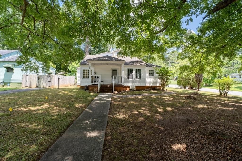 4 bedroom, 3 bathroom, 2,072 sq ft single family residence under contract at 2304 Jernigan Drive, Atlanta, GA 30315 — photo 2
