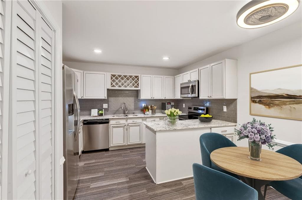 2 bedroom, 2 bathroom, 1,200 sq ft condominium under contract at 167 Maribeau Square, Atlanta, GA 30327 — photo 8