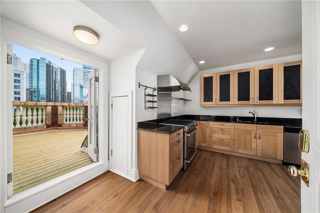 2 bedroom, 2 bathroom, 1,141 sq ft condominium for rent at 81 Peachtree Place PH12, Atlanta, GA 30309 for $3,200 a month — photo 4