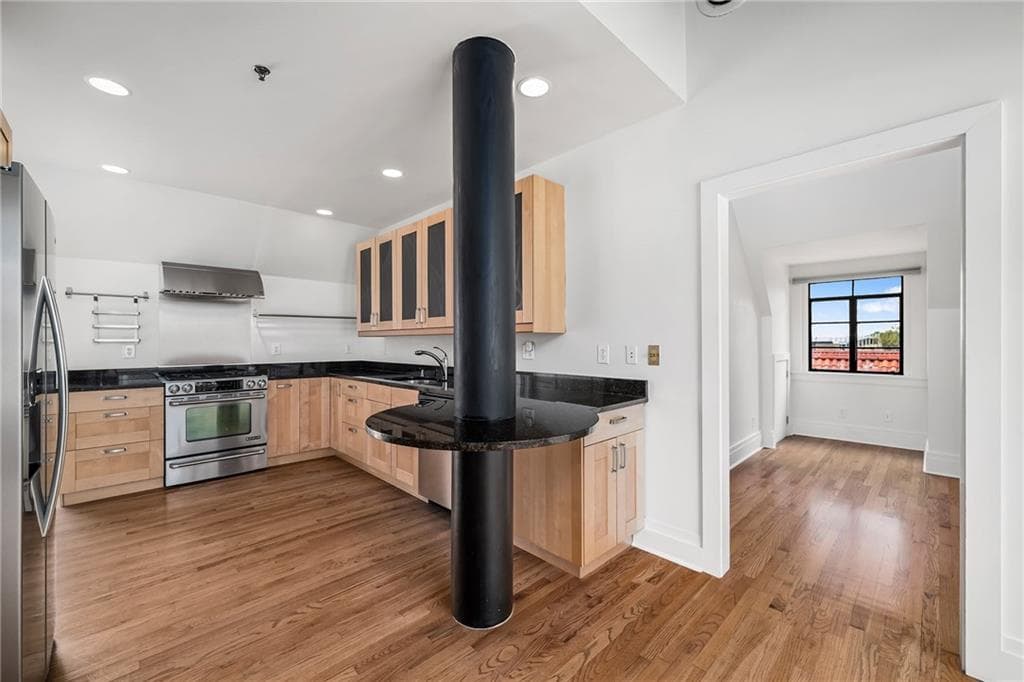 2 bedroom, 2 bathroom, 1,141 sq ft condominium for rent at 81 Peachtree Place PH12, Atlanta, GA 30309 for $3,200 a month — photo 6