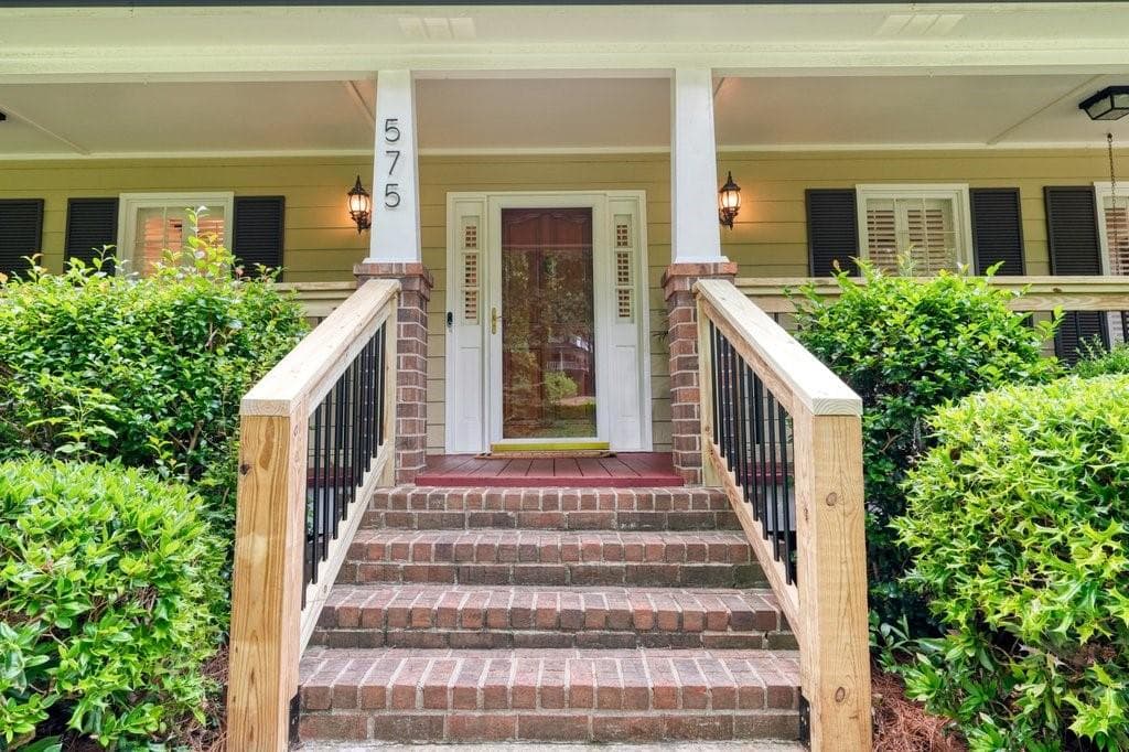 3 bedroom, 3 bathroom, 2,320 sq ft single family residence for sale at 575 Teresa Lane, Canton, GA 30115 — photo 3