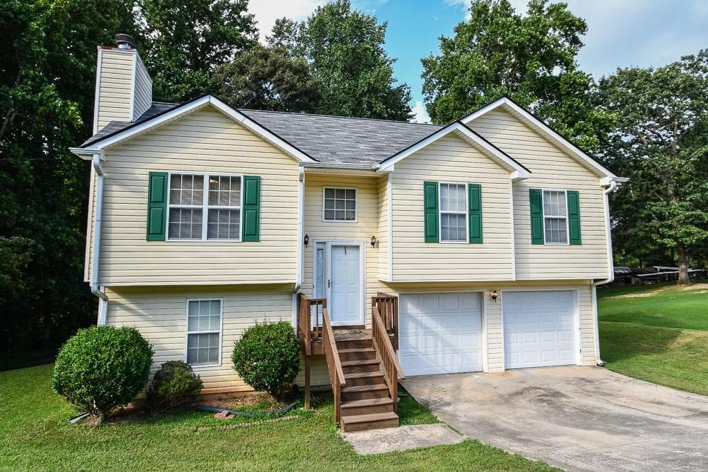 4 bedroom, 3 bathroom, 1,211 sq ft single family residence for sale at 3864 Amber Glen Lane, Gainesville, GA 30507 — photo 2