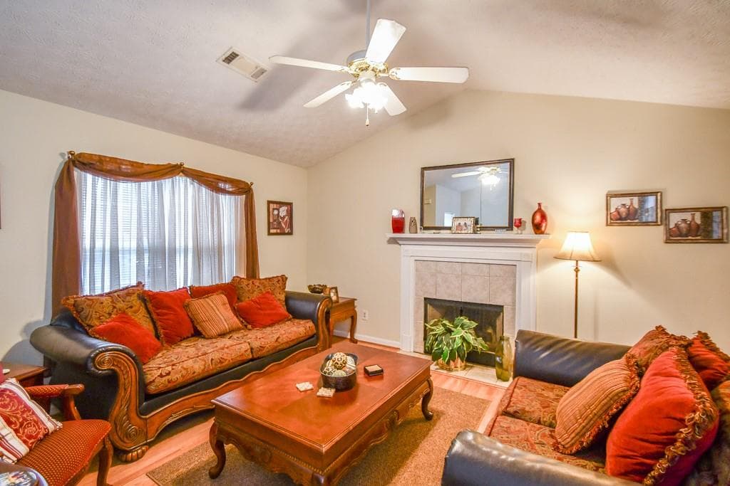 4 bedroom, 3 bathroom, 1,211 sq ft single family residence for sale at 3864 Amber Glen Lane, Gainesville, GA 30507 — photo 4
