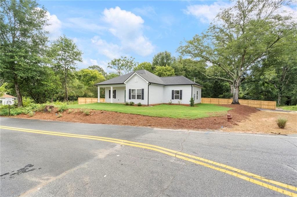3 bedroom, 2 bathroom, 1,460 sq ft single family residence for rent at 2163 W. Highway 16 Street, Newnan, GA 30263 for $2,100 a month — photo 4