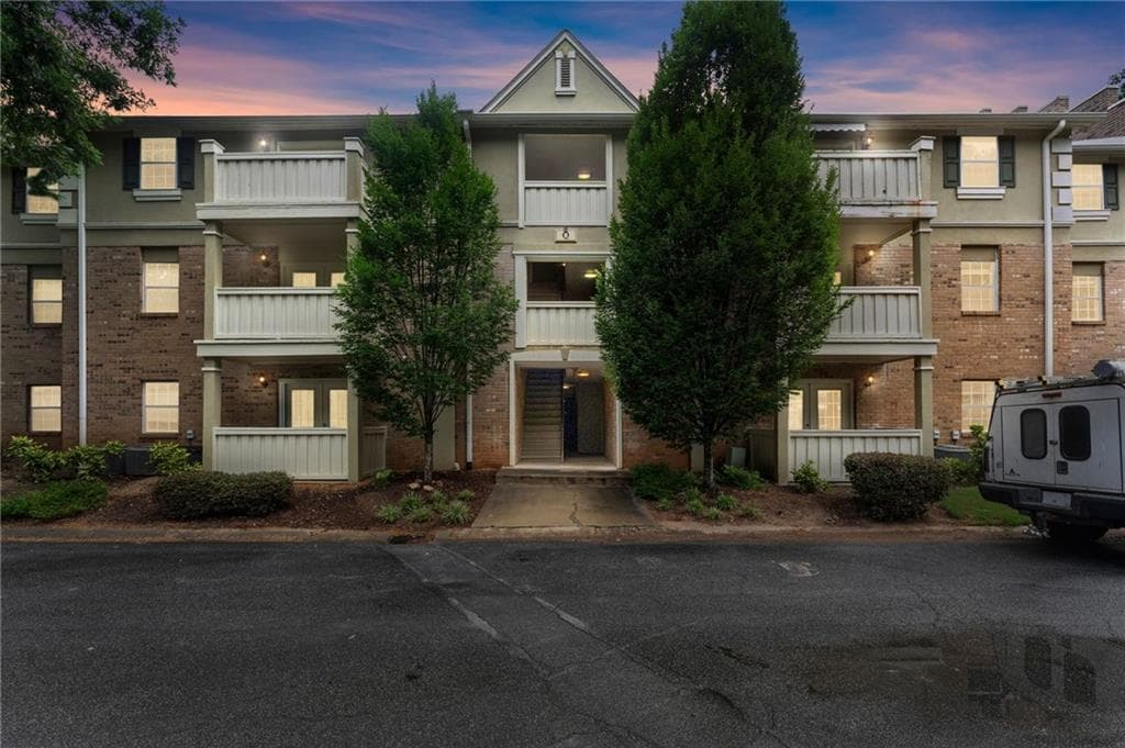 2 bedroom, 2 bathroom, 1,040 sq ft condominium for sale at 6900 Roswell Road Q17, Atlanta, GA 30328 — photo 2