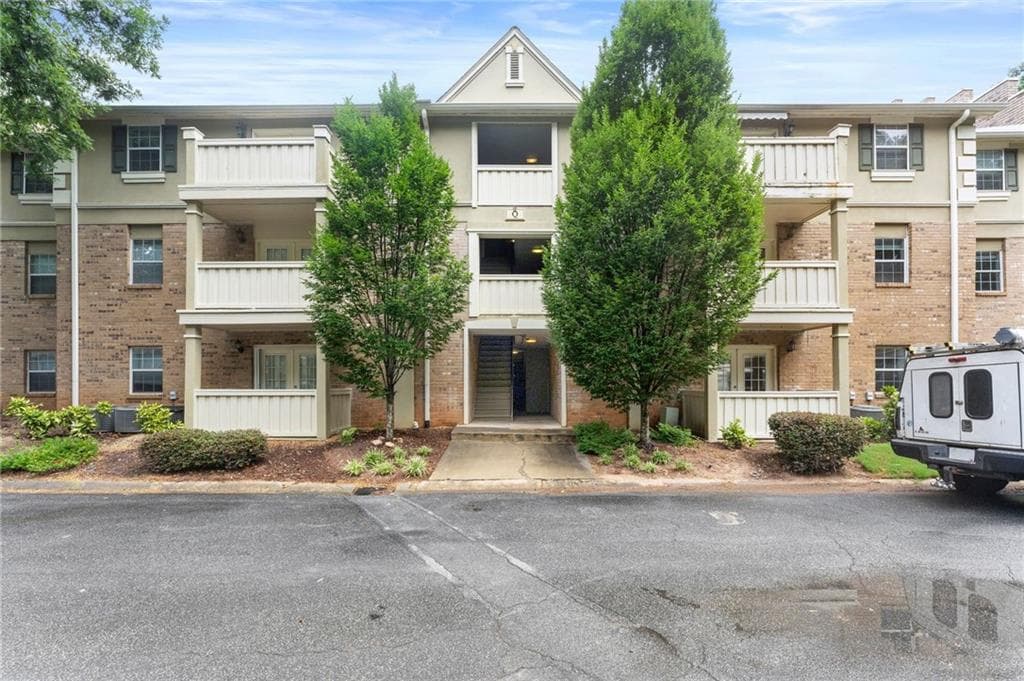 2 bedroom, 2 bathroom, 1,040 sq ft condominium for sale at 6900 Roswell Road Q17, Atlanta, GA 30328 — photo 1 of 44