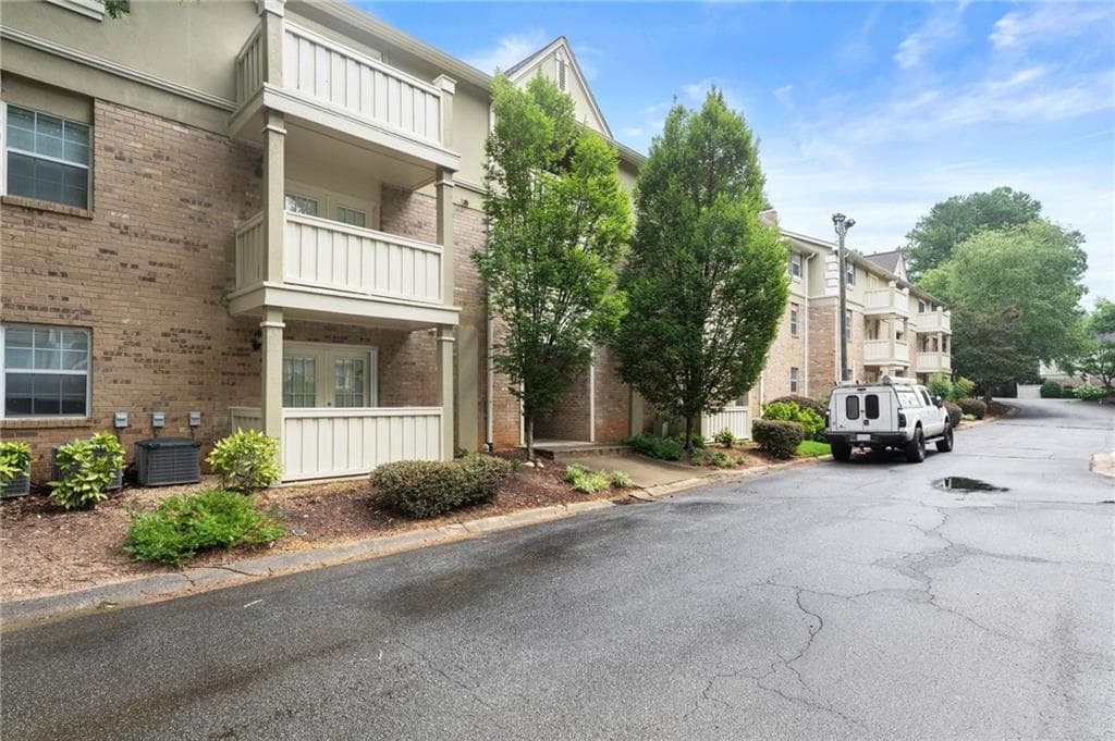 2 bedroom, 2 bathroom, 1,040 sq ft condominium for sale at 6900 Roswell Road Q17, Atlanta, GA 30328 — photo 3