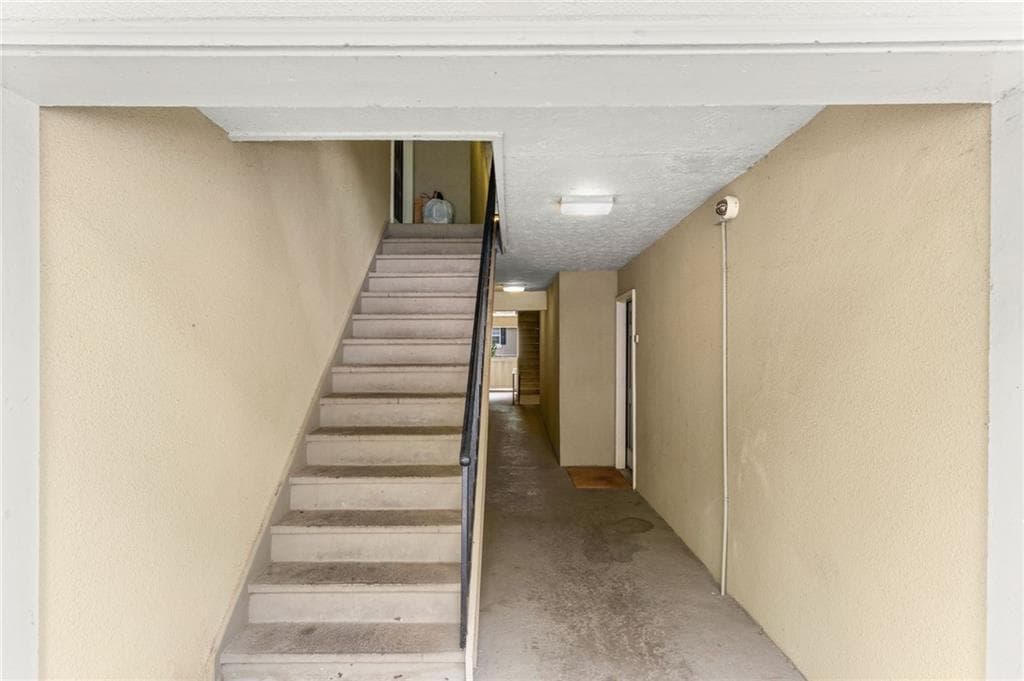 2 bedroom, 2 bathroom, 1,040 sq ft condominium for sale at 6900 Roswell Road Q17, Atlanta, GA 30328 — photo 4