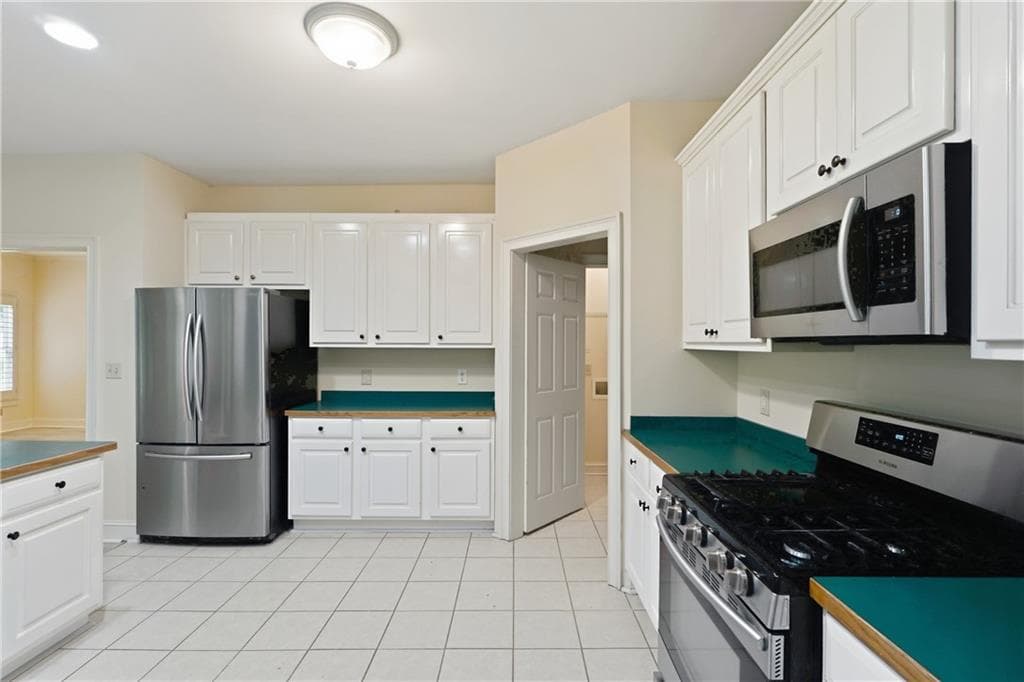 2 bedroom, 2 bathroom, 1,718 sq ft single family residence for sale at 100 Clay Court, Tyrone, GA 30290 — photo 2