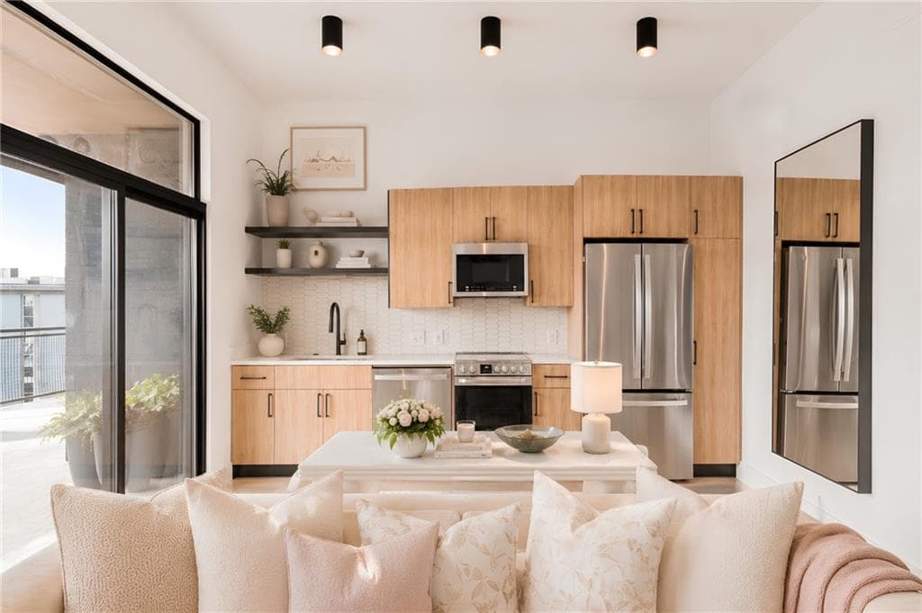1 bedroom, 1 bathroom, 630 sq ft condominium for sale at 567 Ponce De Leon Avenue 605, Atlanta, GA 30308 — photo 3