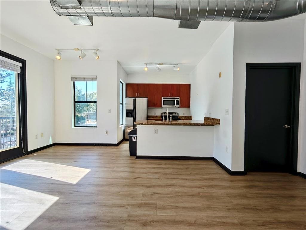 1 bedroom, 1 bathroom, 794 sq ft condominium for sale at 5300 Peachtree Road 2401, Chamblee, GA 30341 — photo 4