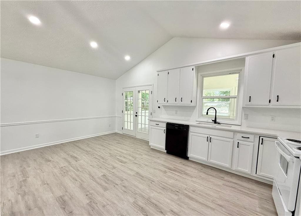 4 bedroom, 2 bathroom, 1,902 sq ft single family residence for sale at 8399 Lake Drive, Snellville, GA 30039 — photo 7