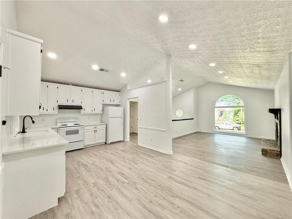 4 bedroom, 2 bathroom, 1,902 sq ft single family residence for sale at 8399 Lake Drive, Snellville, GA 30039 — photo 8