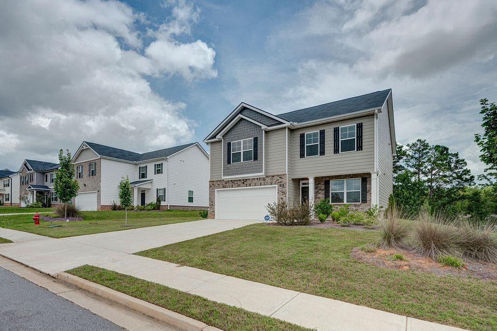 4 bedroom, 3 bathroom, 2,202 sq ft single family residence under contract at 206 Aster Avenue, Locust Grove, GA 30248 — photo 2