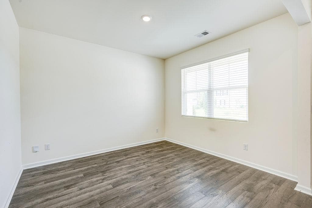 4 bedroom, 3 bathroom, 2,202 sq ft single family residence under contract at 206 Aster Avenue, Locust Grove, GA 30248 — photo 5