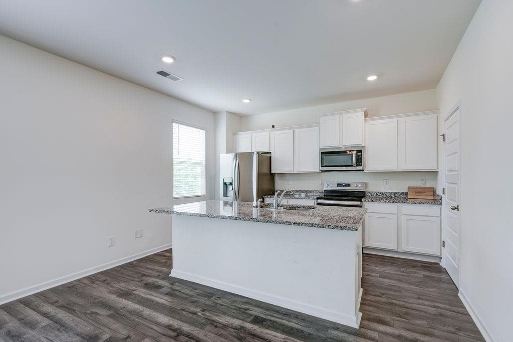 4 bedroom, 3 bathroom, 2,202 sq ft single family residence under contract at 206 Aster Avenue, Locust Grove, GA 30248 — photo 10