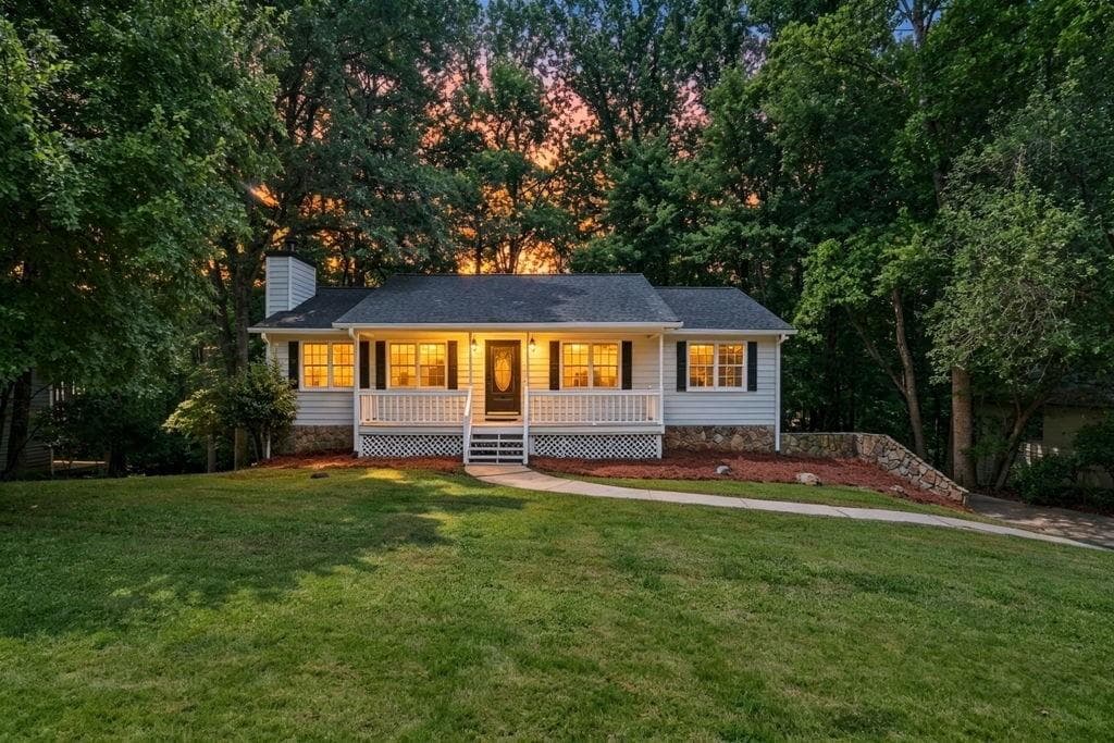 3 bedroom, 2 bathroom, 1,344 sq ft single family residence under contract at 1208 Acorn Lane, Woodstock, GA 30189 — photo 2
