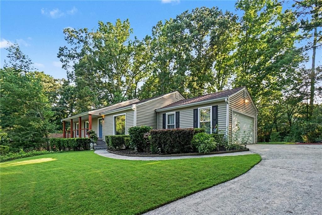 3 bedroom, 2 bathroom, 2,476 sq ft single family residence for sale at 480 Surrey Place, Marietta, GA 30068 — photo 2