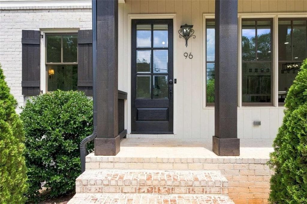 4 bedroom, 5 bathroom, 3,127 sq ft single family residence under contract at 96 Woodstock Road, Roswell, GA 30075 — photo 4