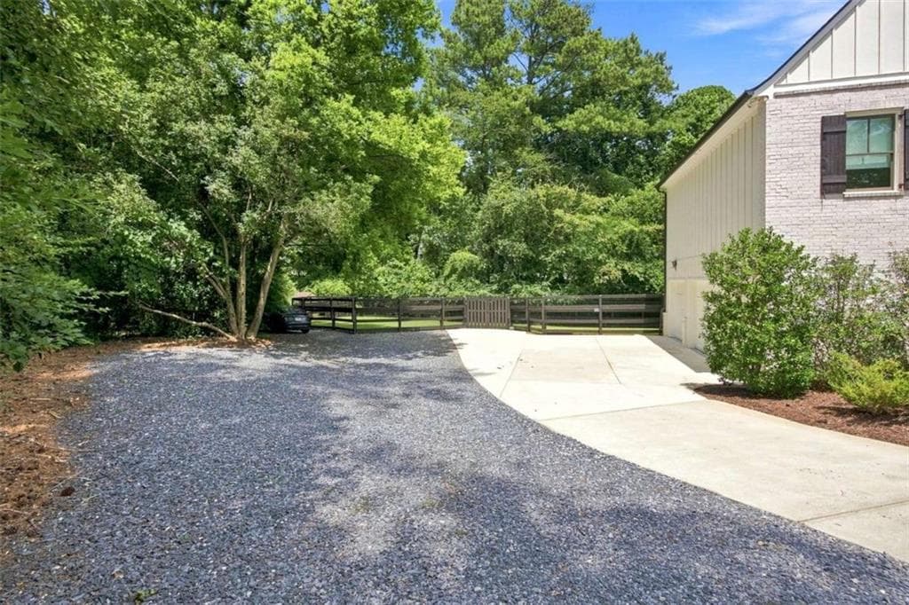 4 bedroom, 5 bathroom, 3,127 sq ft single family residence under contract at 96 Woodstock Road, Roswell, GA 30075 — photo 5