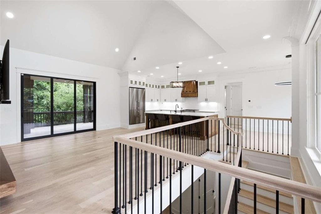 4 bedroom, 5 bathroom, 3,127 sq ft single family residence under contract at 96 Woodstock Road, Roswell, GA 30075 — photo 6