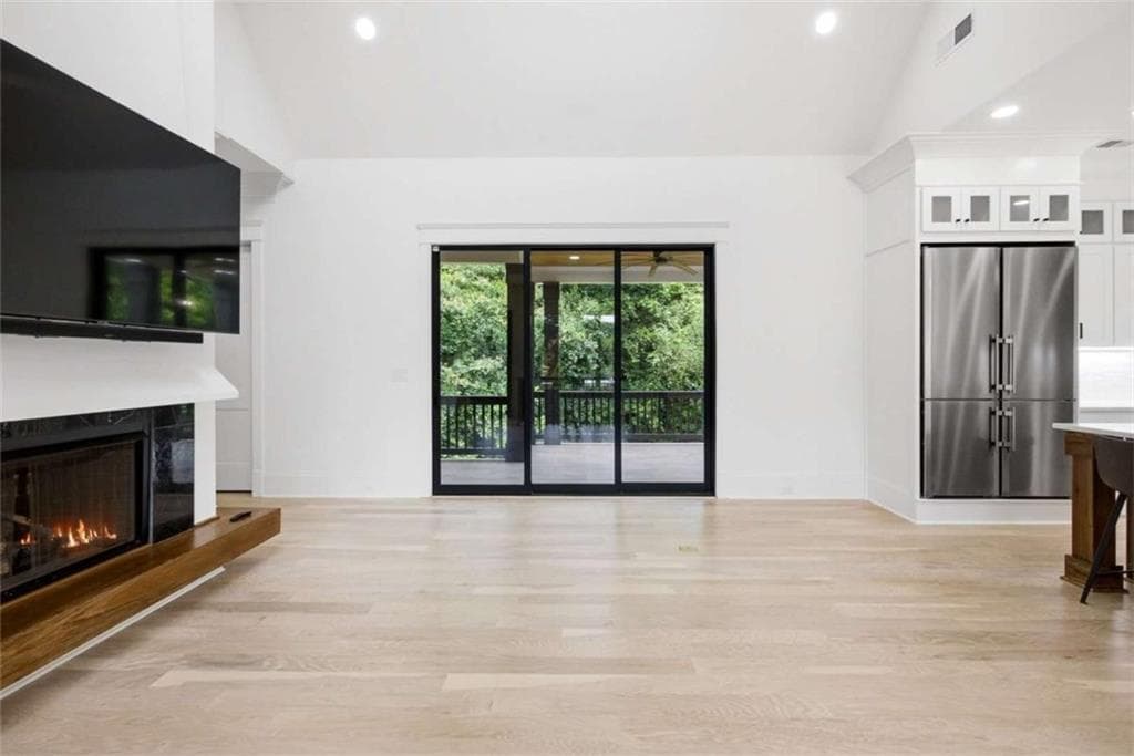 4 bedroom, 5 bathroom, 3,127 sq ft single family residence under contract at 96 Woodstock Road, Roswell, GA 30075 — photo 9