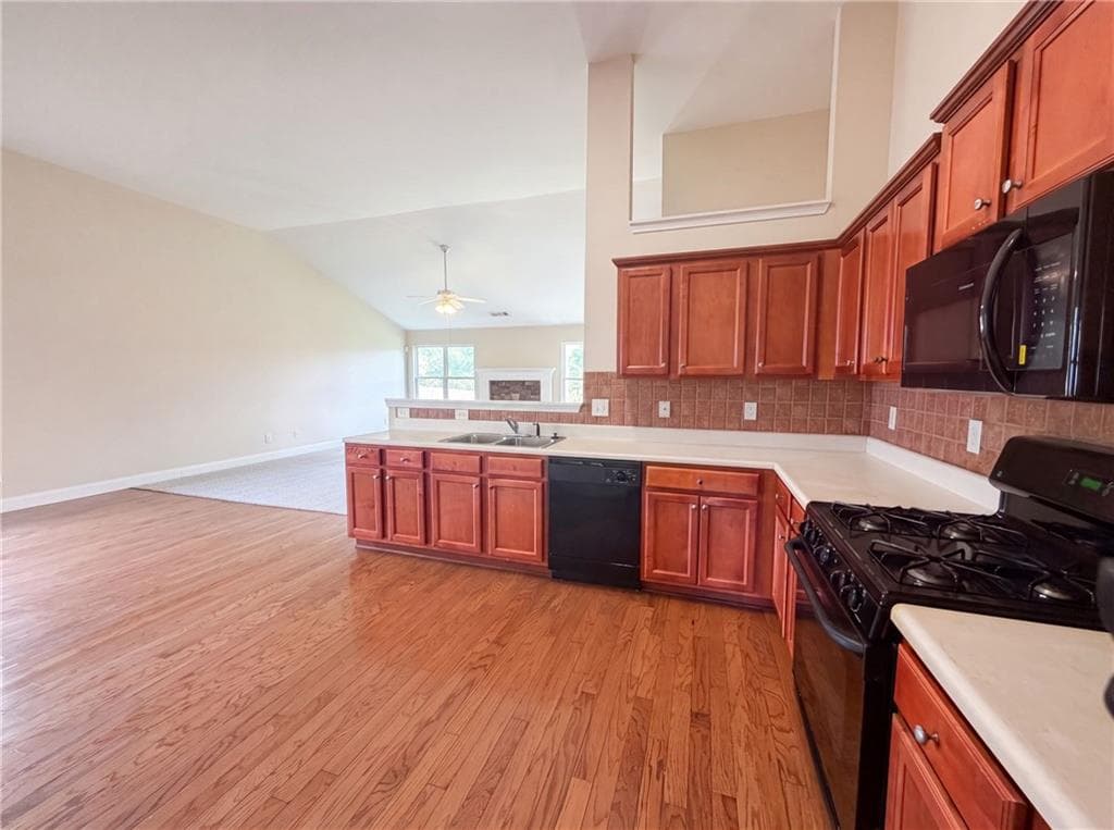 3 bedroom, 2 bathroom, 2,276 sq ft single family residence under contract at 453 Castle Top Lane, Lawrenceville, GA 30045 — photo 8
