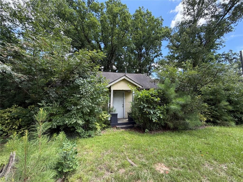 2 bedroom, 1 bathroom, 1,120 sq ft single family residence for sale at 5905 Oakdale Road, Mableton, GA 30126