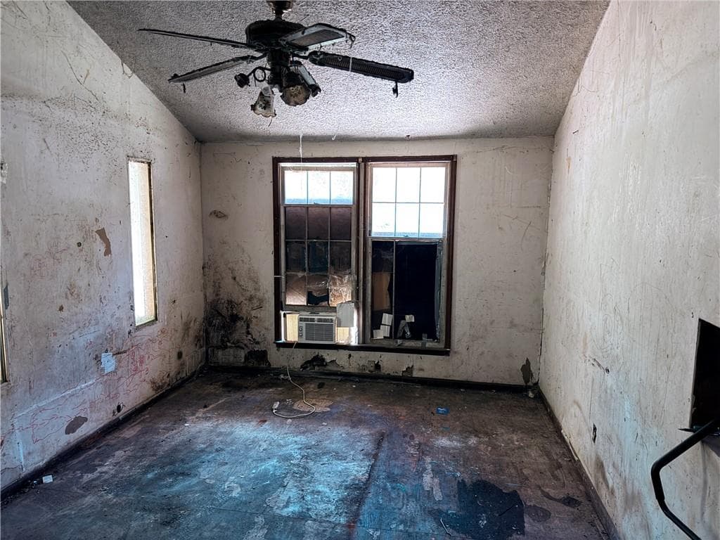 3 bedroom, 1 bathroom, 1,104 sq ft single family residence under contract at 1582 Bridgeport Drive, Atlanta, GA 30318 — photo 4