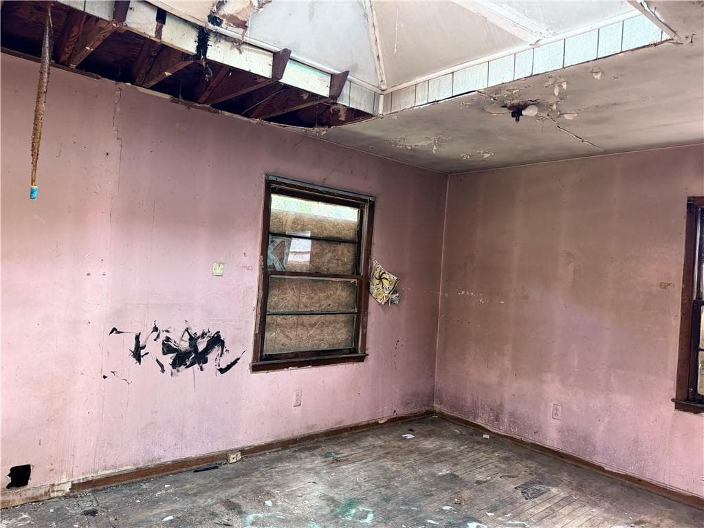 3 bedroom, 1 bathroom, 1,104 sq ft single family residence under contract at 1582 Bridgeport Drive, Atlanta, GA 30318 — photo 6