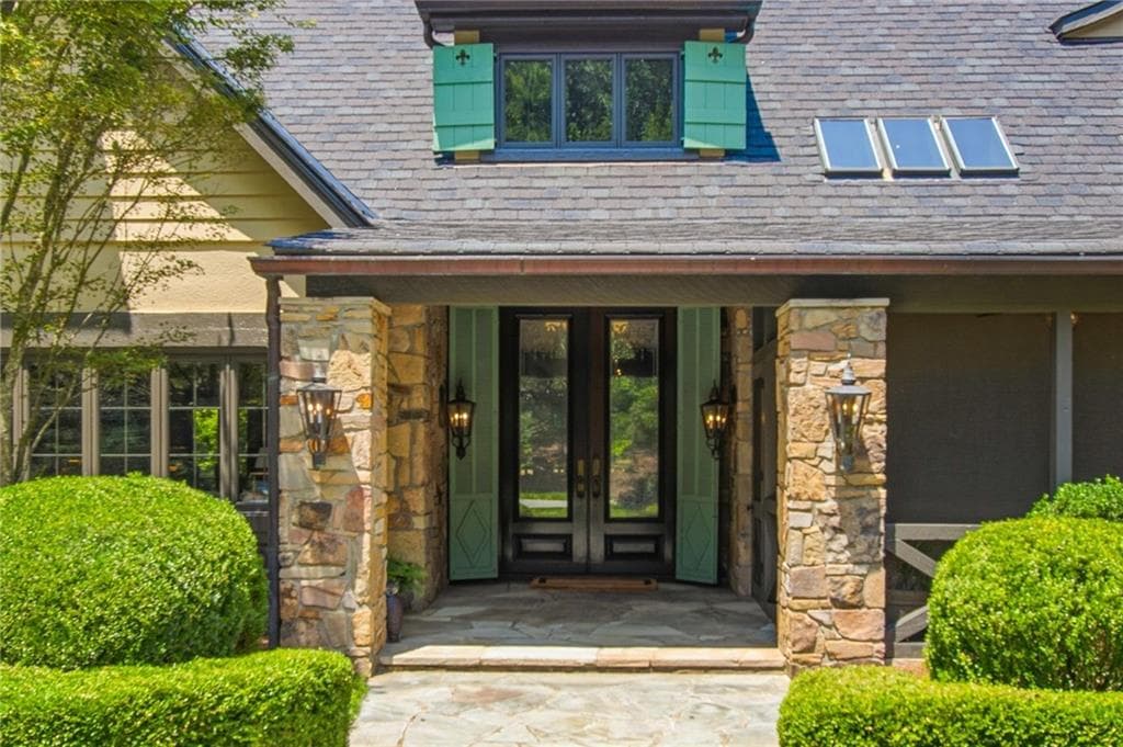 5 bedroom, 6 bathroom, 5,688 sq ft single family residence under contract at 2401 Spalding Drive, Sandy Springs, GA 30350 — photo 5