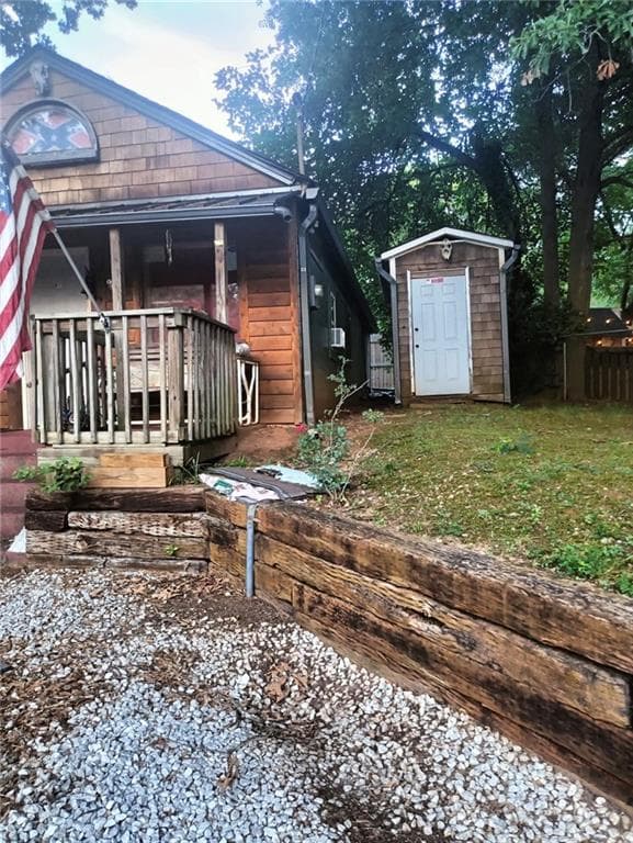 1 bedroom, 1 bathroom, 720 sq ft single family residence for sale at 853 Tanner Drive, Scottdale, GA 30079 — photo 2