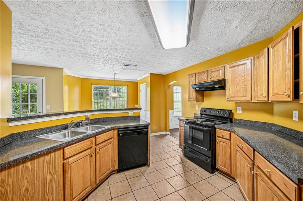 5 bedroom, 2 bathroom, 2,402 sq ft single family residence under contract at 2083 Dylan Court, Ellenwood, GA 30294 — photo 2