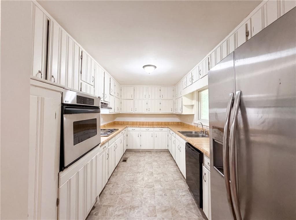 3 bedroom, 2 bathroom, 1,950 sq ft single family residence for sale at 210 Pinewood Lane, Stockbridge, GA 30281 — photo 2