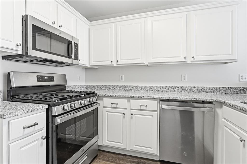 2 bedroom, 2 bathroom, 1,100 sq ft single family residence for sale at 307 Parkview Place, Woodstock, GA 30189 — photo 2
