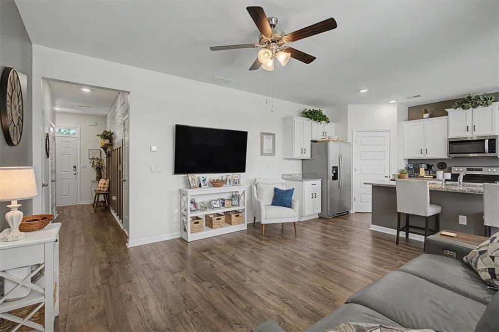 3 bedroom, 3 bathroom, 1,681 sq ft single family residence under contract at 118 Gaston Court, Hoschton, GA 30548 — photo 9