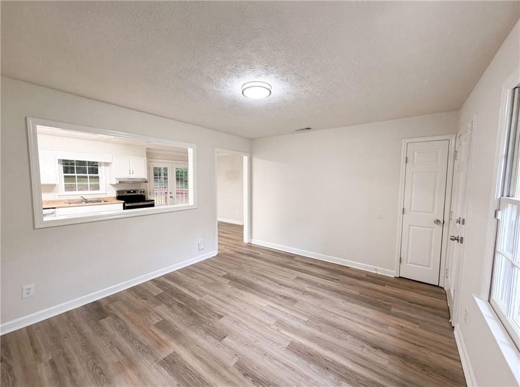 3 bedroom, 1 bathroom, 1,187 sq ft single family residence under contract at 500 Kilcrease Road, Auburn, GA 30011 — photo 6