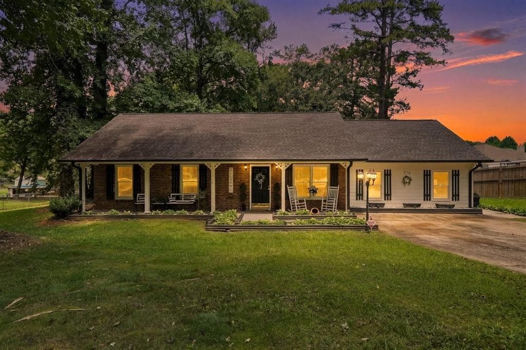 3 bedroom, 2 bathroom, 1,560 sq ft single family residence for sale at 716 County Line Auburn Road, Winder, GA 30680 — photo 1 of 37