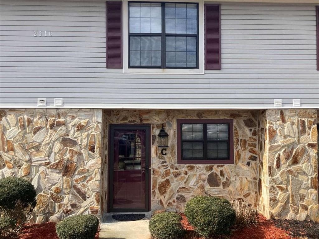 3 bedroom, 3 bathroom, 1,864 sq ft condominium for sale at 2510 Hidden Cove Court, Gainesville, GA 30501